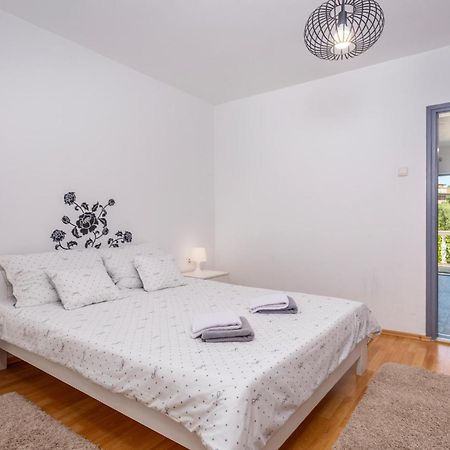 Beautiful Apartment In Malinska With Kitchen Eksteriør bilde