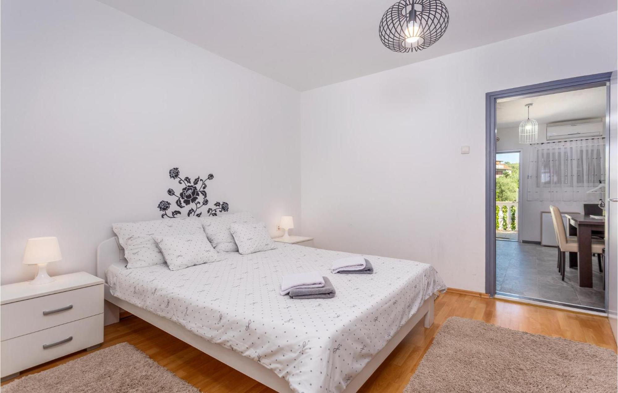 Beautiful Apartment In Malinska With Kitchen Eksteriør bilde