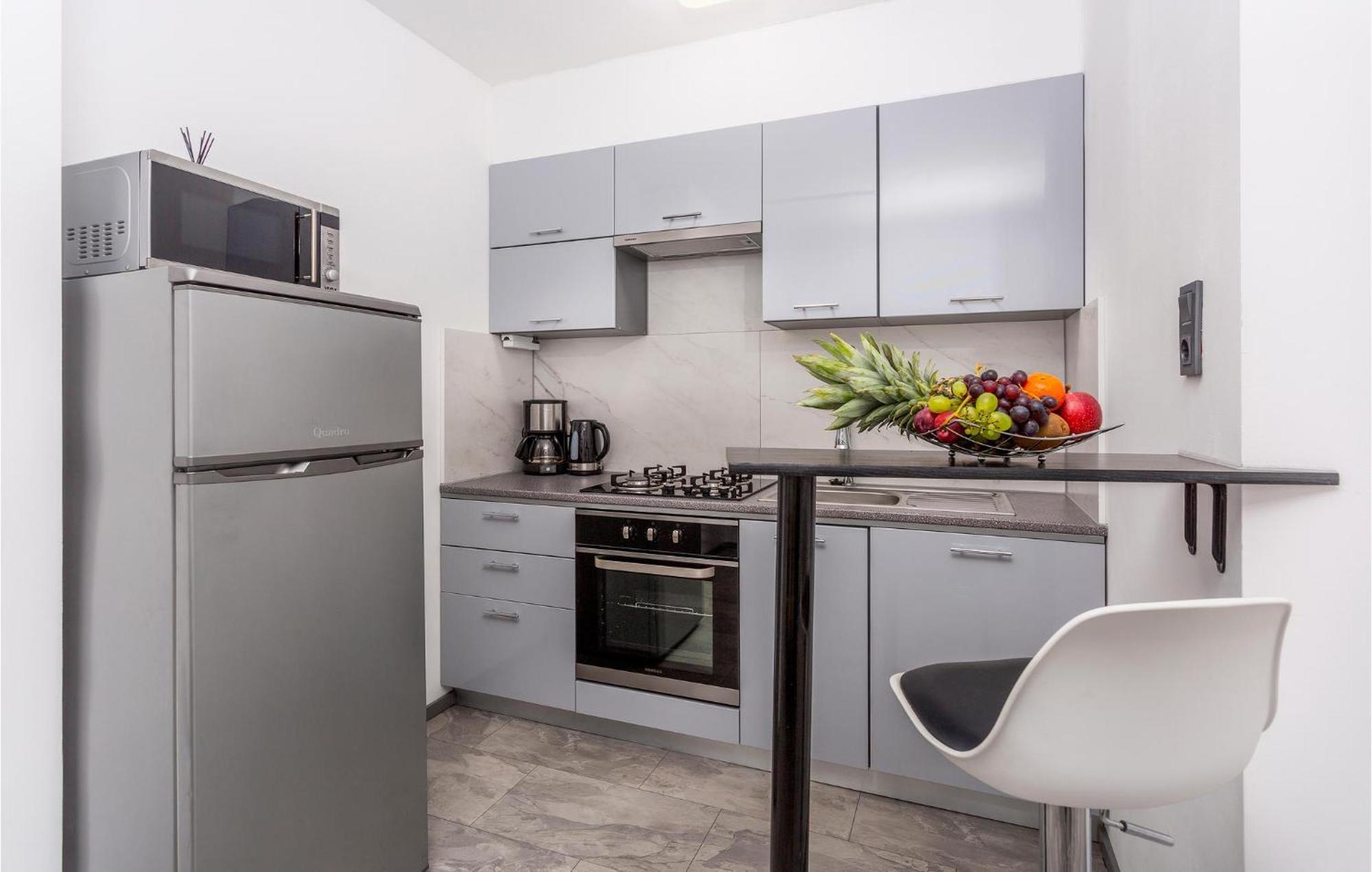 Beautiful Apartment In Malinska With Kitchen Eksteriør bilde