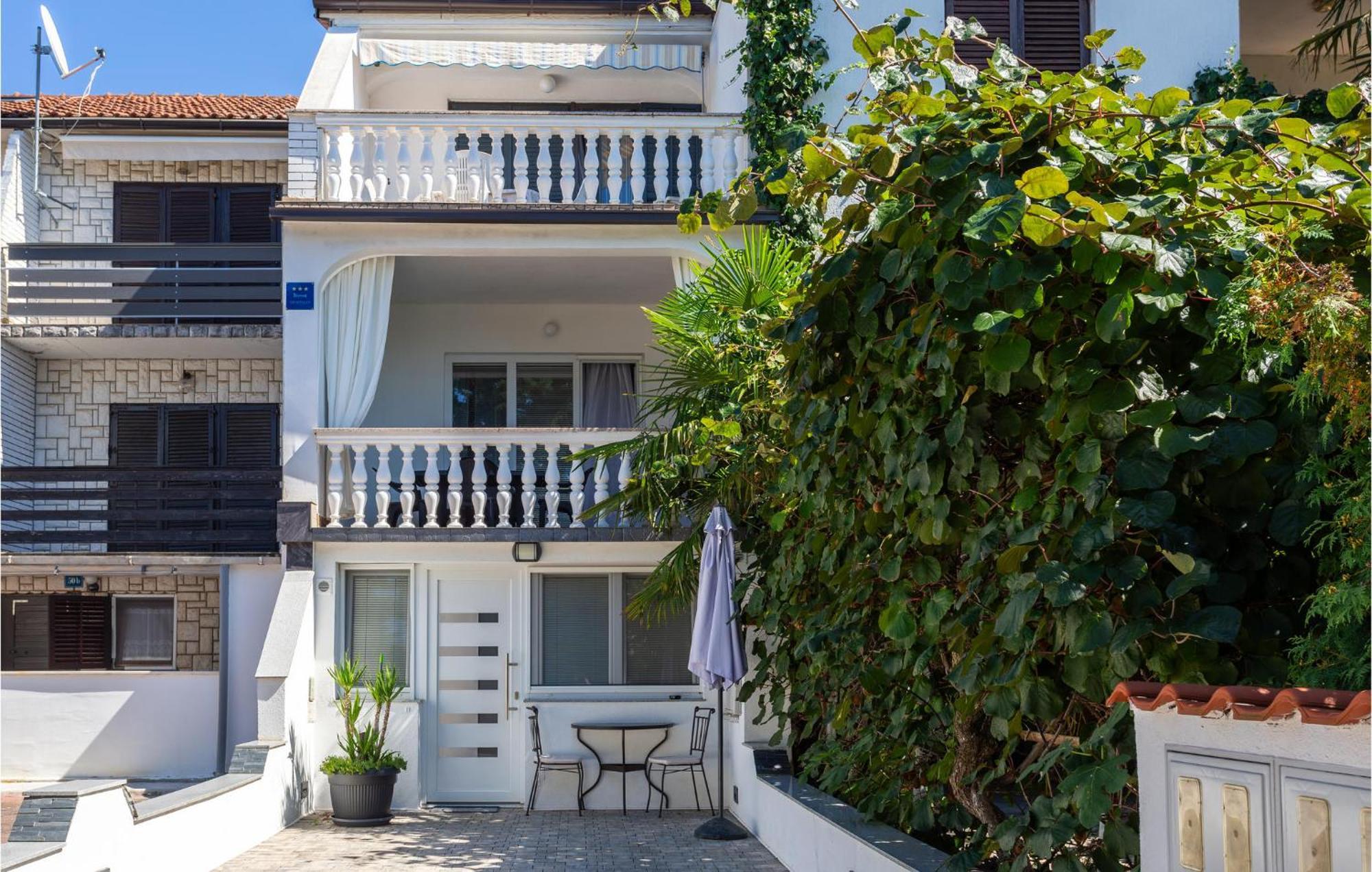 Beautiful Apartment In Malinska With Kitchen Eksteriør bilde